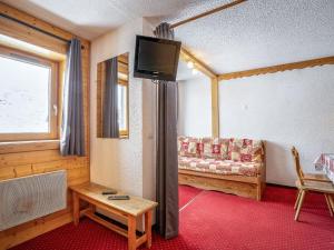 TV a/nebo společenská místnost v ubytování Apartment Arcelle 602 by Interhome