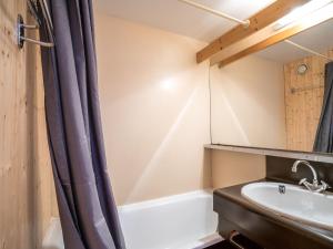 Koupelna v ubytování Apartment Arcelle 602 by Interhome