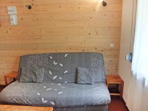 レ・メニュアールにあるApartment L'Astragale-1 by Interhomeの木製の壁の部屋のソファ