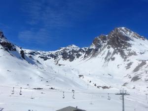 une montagne enneigée avec une remontée mécanique dans l'établissement Apartment Les Tommeuses - Val Claret-9 by Interhome, à Tignes