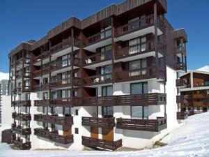 un immeuble dans la neige dans l'établissement Apartment Les Tommeuses - Val Claret-9 by Interhome, à Tignes