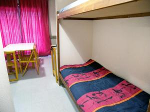 Un pat sau paturi într-o cameră la Apartment Les Olympiques - Tignes 1800-7 by Interhome