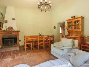 ein Wohnzimmer mit einem Sofa und einem Kamin in der Unterkunft Holiday Home Al Faggio - GLL120 by Interhome in Lucca