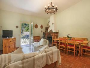 un soggiorno con divano e tavolo di Holiday Home Al Faggio - GLL120 by Interhome a Lucca