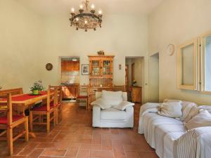 ein Wohnzimmer mit einem Tisch und einem Esszimmer in der Unterkunft Holiday Home Al Faggio - GLL120 by Interhome in Lucca