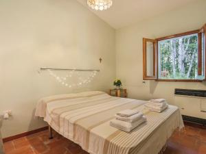 ein Schlafzimmer mit einem Bett mit Handtüchern darauf in der Unterkunft Holiday Home Al Faggio - GLL120 by Interhome in Lucca