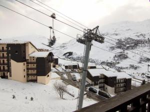 een skigebied in de sneeuw met een skilift bij Apartment L'Argousier-1 by Interhome in Les Menuires