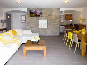 Una sala de estar con un sofá blanco y una mesa. en Holiday Home Villa Ottavi by Interhome, en Sainte-Lucie de Porto-Vecchio