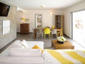 Et sittehjørne på Holiday Home Villa Ottavi - TAR140 by Interhome