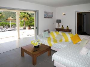 una sala de estar con un sofá y una mesa en Holiday Home Villa Ottavi by Interhome, en Sainte-Lucie de Porto-Vecchio