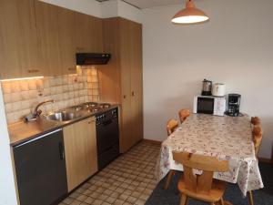 Η κουζίνα ή μικρή κουζίνα στο Apartment Hameau D4 by Interhome