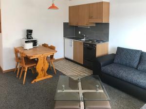 een woonkamer met een bank en een tafel bij Apartment Hameau D001 by Interhome in Les Collons