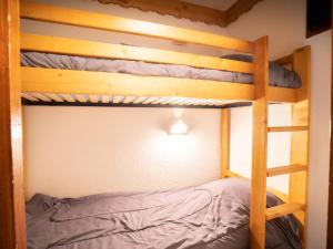 レ・メニュアールにあるApartment Balcons D'Olympie-5 by Interhomeのベッドルーム1室(二段ベッド2組、はしご付)
