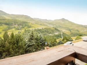 vistas a una montaña desde el techo de una casa en Apartment L'Astragale-8 by Interhome, en Les Menuires