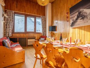 una sala da pranzo con tavolo e bicchieri da vino di Apartment Le Curling B-21 by Interhome a Tignes