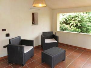 una sala de espera con 2 sillas y una ventana en Holiday Home Il Rifugio - CAD101 by Interhome, en Chiavelli