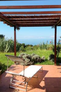 une chaise sur une terrasse avec vue sur l'océan dans l'établissement Holiday Home Villa Monilia by Interhome, à Moneglia