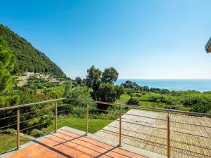 Elle comprend un balcon offrant une vue sur l'océan. dans l'établissement Holiday Home Villa Monilia by Interhome, à Moneglia