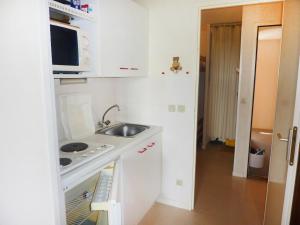 una piccola cucina con lavandino e forno a microonde di Apartment Les Balcons de L'Etale by Interhome a La Charmette