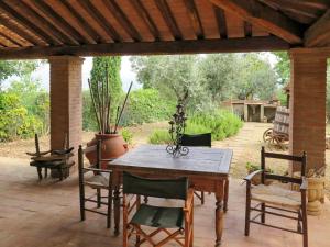 A garden outside Holiday Home Erbe by Interhome