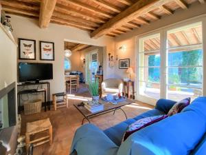 A television and/or entertainment centre at Holiday Home Erbe by Interhome