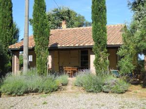 A garden outside Holiday Home Erbe by Interhome