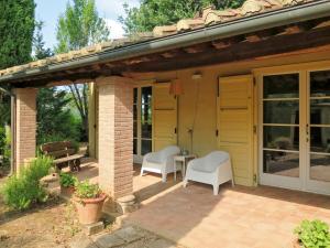 A garden outside Holiday Home Erbe by Interhome