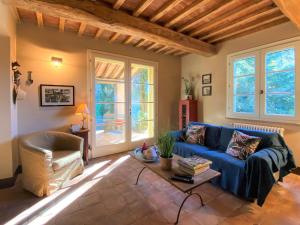 A seating area at Holiday Home Erbe by Interhome Még 18 kép