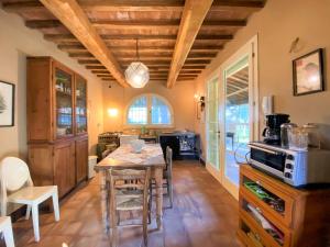 A kitchen or kitchenette at Holiday Home Erbe by Interhome