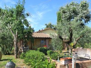 A garden outside Holiday Home Erbe by Interhome