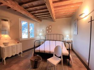 A bed or beds in a room at Holiday Home Erbe by Interhome