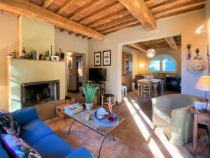 A seating area at Holiday Home Erbe by Interhome