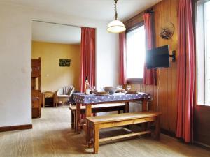un soggiorno con tavolo e TV di Apartment l'Armancette by Interhome a Chamonix-Mont-Blanc