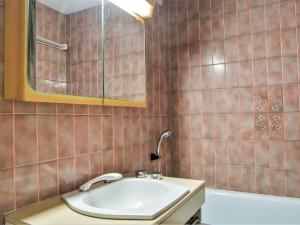 Ванная комната в Apartment l'Armancette by Interhome