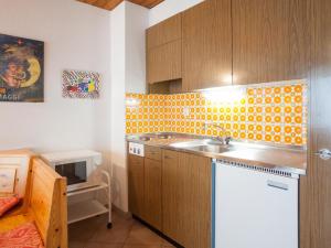 Dapur atau dapur kecil di Apartment Essert 308 by Interhome