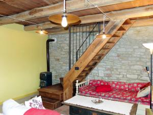 salon z czerwoną kanapą i schodami w obiekcie Holiday Home Casetta by Interhome w mieście Cortemilia