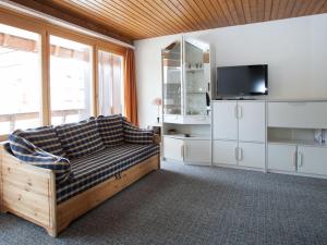 Seating area sa Studio Dixence 204 by Interhome