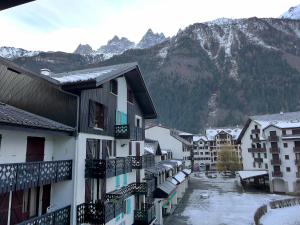 une ville avec des bâtiments recouverts de neige et une montagne dans l'établissement Apartment La Forclaz-2 by Interhome, à Chamonix-Mont-Blanc