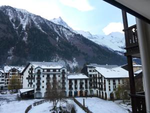 vistas a un complejo en las montañas con nieve en Apartment La Forclaz-2 by Interhome, en Chamonix-Mont-Blanc