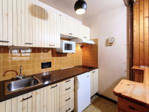 Apartment L'Aiguille du Midi-2 by Interhomeにあるキッチンまたは簡易キッチン