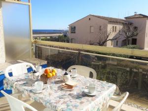 une table avec un bol de fruits sur un balcon dans l'établissement Apartment De la Plage-1 by Interhome, à Cavalaire-sur-Mer