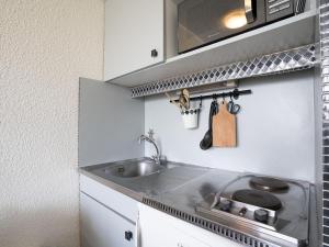 cocina pequeña con fregadero y fogones en Studio Le Médian-4 by Interhome, en Les Menuires