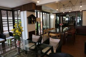 A restaurant or other place to eat at Kampaeng Ngam Hotel - SHA Extra Plus