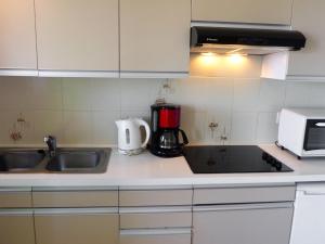 Dapur atau dapur kecil di Apartment Le Palazzo del Mar-5 by Interhome