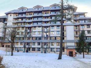 un gran edificio con nieve delante en Apartment Le Chamois Blanc-10 by Interhome en Chamonix-Mont-Blanc