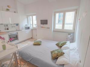 Camera bianca con letto e cuscini sopra di Apartment Bufalini 2 - Raffaello by Interhome a Firenze