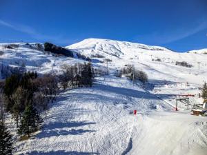 ル・コルビエにあるStudio Vostok Zodiaque-66の山を背景にした雪に覆われたスキー場