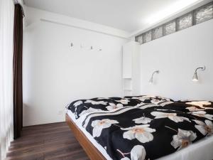 Säng eller sängar i ett rum på Apartment Wildhorn 222 by Interhome