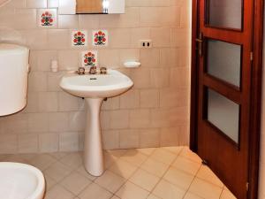 ネラノにあるApartment A 1 by Interhomeのバスルーム(洗面台、トイレ付)