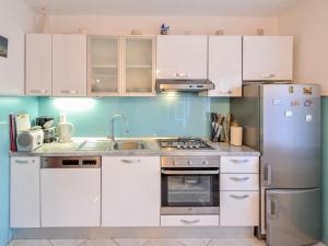 Kuchyň nebo kuchyňský kout v ubytování Apartment Ana-1 by Interhome